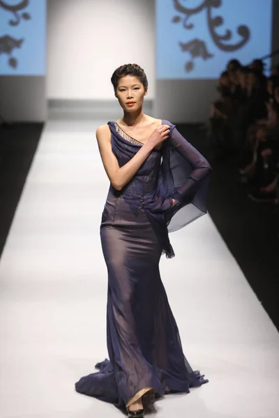 Modell Bemutatja Teremtés Gyűjteményéből Nikolett Couture Őszi Téli Során Shanghai — Stock Fotó