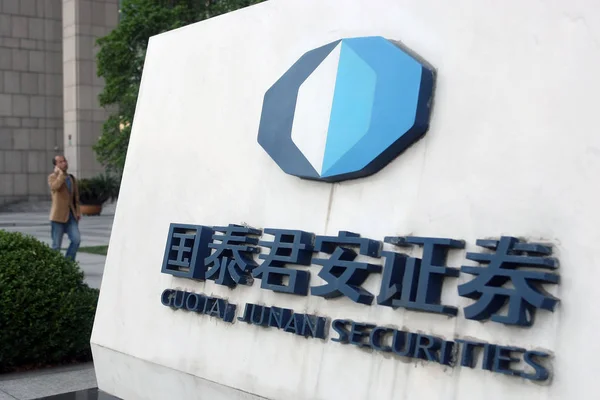 Ein Bürger Geht Einer Filiale Von Guotai Junan Securities Shanghai — Stockfoto