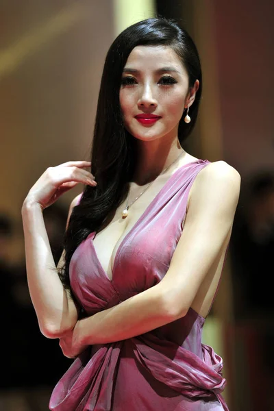 Model Oblečené Sexy Šatech Představuje Pekingská Mezinárodní Automobilová Výstava Známá — Stock fotografie