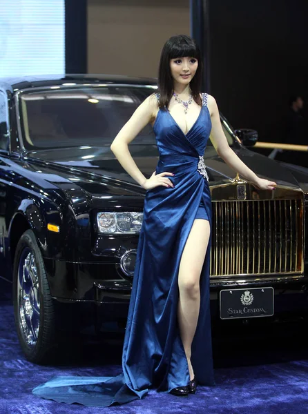 Modelo Vestindo Vestido Sexy Posa Com Uma Limusine Rolls Royce — Fotografia de Stock