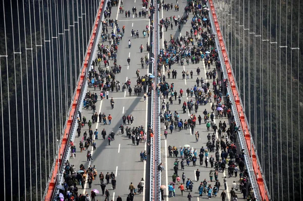 Visitors Pass Aizhai Suspension Bridge Aizhai Town Jishou City Central — Stock Photo, Image