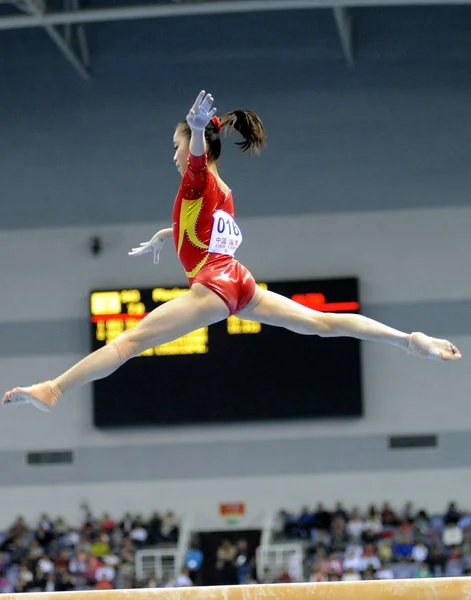 Gimnasta China Yao Jinnan Compite Evento Viga Equilibrio Femenino Durante —  Fotos de Stock
