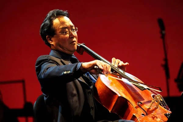 Violonchelista Estadounidense Francés Toca Violonchelo Durante Concierto Guangzhou Provincia Guangdong — Foto de Stock