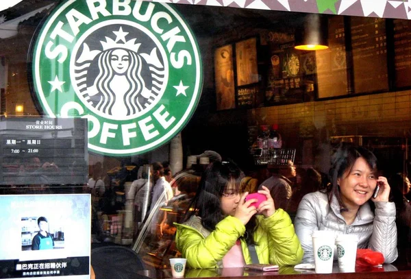 File Customers Enjoy Coffee Starbucks Coffee Cafe Shanghai China April — стоковое фото