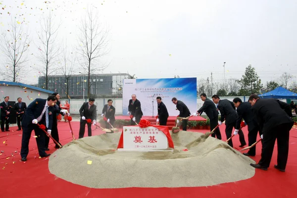 Chinese Ambtenaren Siemens Senior Executives Shovel Zand Een Stichting Stone — Stockfoto