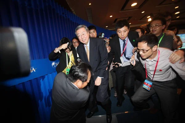 Журналісти Керувати Інтерв Chinas Губернатора Центрального Банку Чжоу Зяоджуан Під — стокове фото