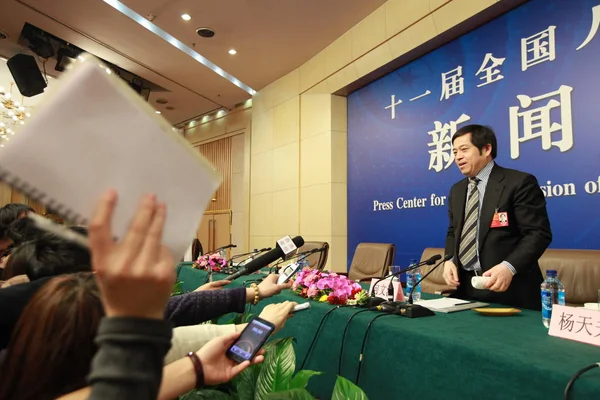 2012年3月12日 三一重工集团有限公司总裁项文波在中国北京举行的两届会议新闻发布会上站起来回答记者提问 — 图库照片