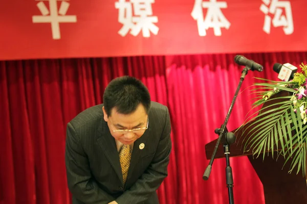Wenzhou Businessman Lin Chunping Bows Apologize Press Conference Wenzhou East — Stock Photo, Image