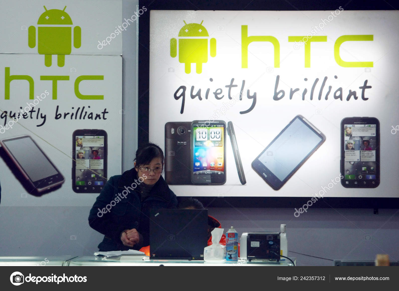 Китайские Продавщицы Представлены Прилавке Смартфонов Htc Торговом Центре  Шанхае Китай — Стоковое редакционное фото © ChinaImages #242357312