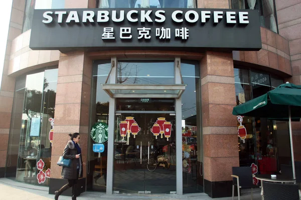Uma Mulher Passa Por Café Starbucks Xangai China Janeiro 2012 — Fotografia de Stock