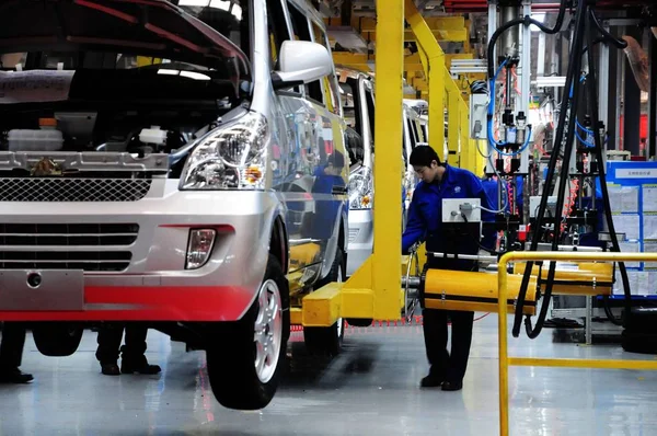 Trabajador Chino Trabaja Línea Montaje Una Fábrica Automóviles Qingdao Provincia — Foto de Stock