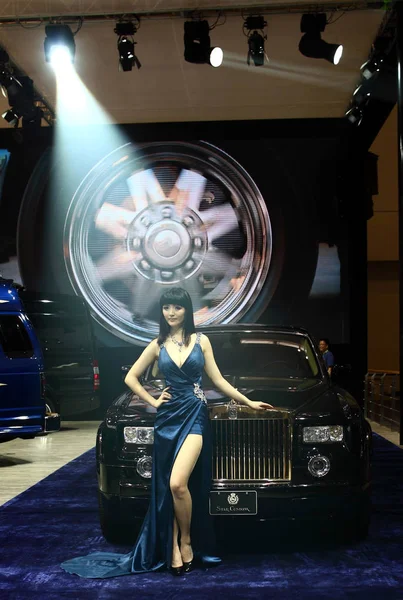 Modelo Posa Com Uma Limusine Rolls Royce Durante Xii Exposição — Fotografia de Stock