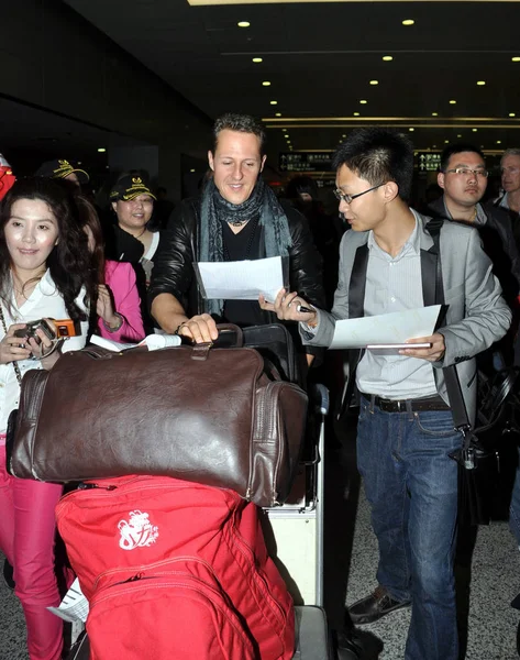 2012年4月11日 奔驰车队的德国 车手迈克尔 舒马赫抵达中国上海浦东国际机场 — 图库照片