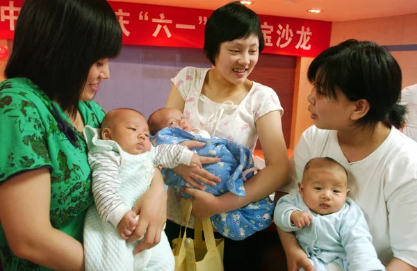 Tinerele Mame Chinezești Care Își Poartă Bebelușii Împărtășesc Experiența Parentală — Fotografie, imagine de stoc