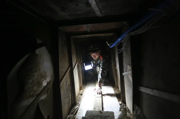 中国の準軍事警官が 2013年12月19日 中国南部広東省深セン市の広東省と香港を結ぶ密輸トンネルを検査する — ストック写真