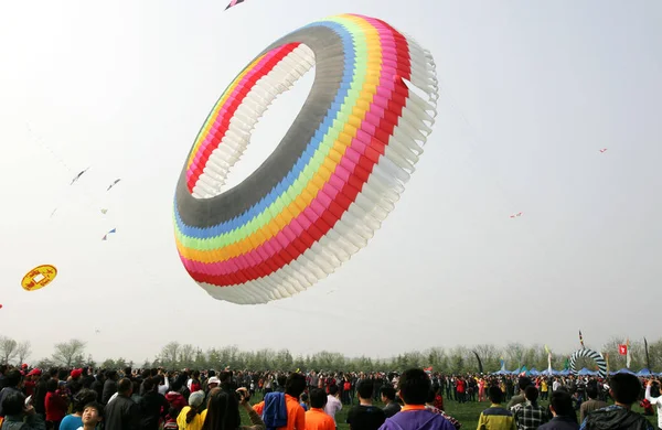 Mensen Vliegen Vliegers Tijdens 29E Weifang International Kite Festival Weifang — Stockfoto