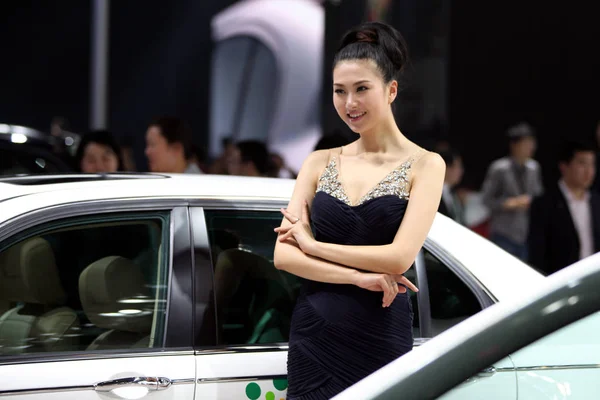 Modelo Posa Com Carro Durante 12Th Beijing International Automotive Exhibition — Fotografia de Stock