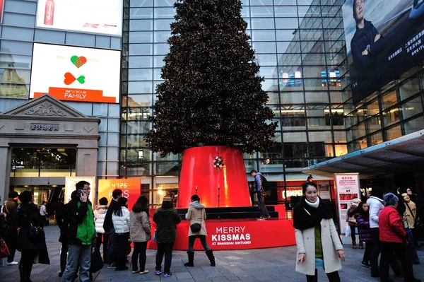 Pedestres Olham Para Uma Árvore Natal Para Celebrar Natal Xintiandi — Fotografia de Stock