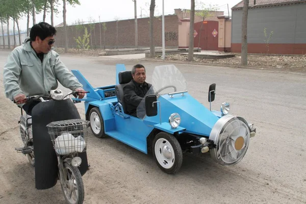 Tang Zhenping Een Dorpeling Die Een Auto Met Wind Aandrijving — Stockfoto