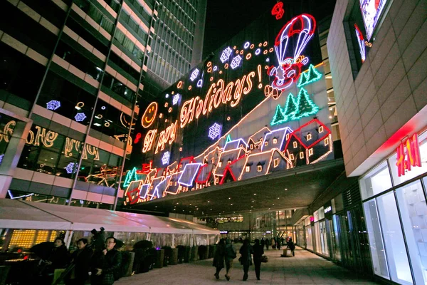 Pěší Procházky Pod Neonové Dekorace Pro Vánoční Oslavy Šanghaji Čína — Stock fotografie