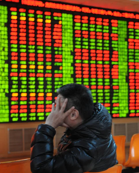 Investor Cina Melihat Harga Saham Merah Untuk Kenaikan Harga Dan — Stok Foto