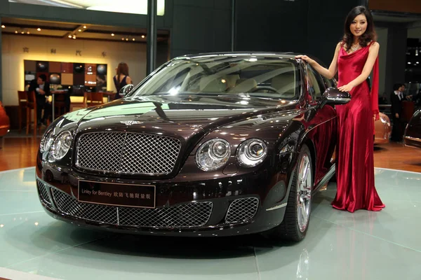 Модель Позирует Bentley Continental Flying Китайской Международной Автомобильной Выставке Известной — стоковое фото