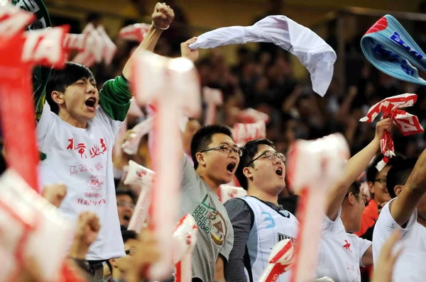 Chinesische Basketballfans Bejubeln Die Unterstützung Der Beijing Ducks Vierten Finalspiel — Stockfoto