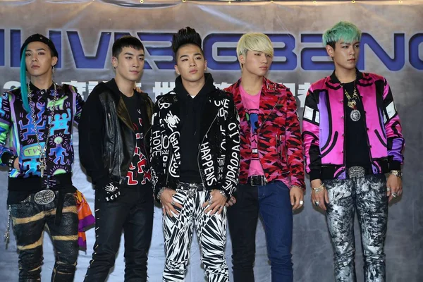 韓国ボーイバンド ビッグバンのメンバーが新しい音楽アルバムのプロモーション活動の間にポーズ 2012 日台湾台北市に 生きています — ストック写真
