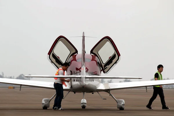 Arbetstagare Kontrollerar Ett Privatflygplan Återförsäljare Zhuhai Xirui General Aviation Ltd — Stockfoto