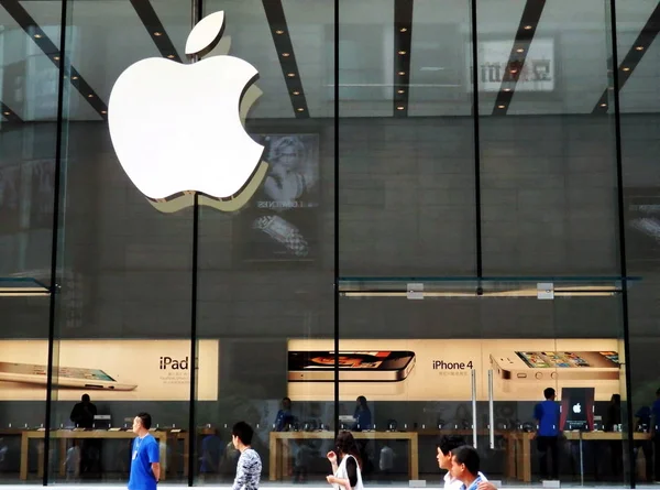 Des Piétons Passent Devant Apple Store Dans Rue Commerçante Nanjing — Photo
