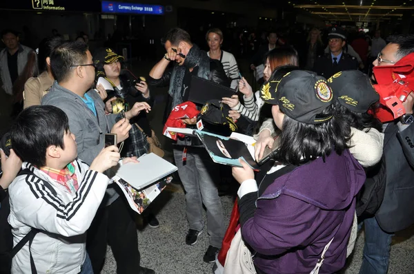 2012年4月11日 德赛德斯车队的德国 车手迈克尔 舒马赫抵达中国上海浦东国际机场后 在为中国球迷签约时 脸部被笔记本击中 他做出了反应 — 图库照片