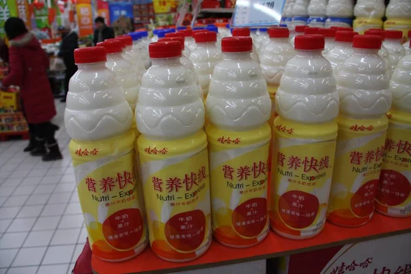ワハハ飲料のボトルは 東中国江蘇省 1月9日2011のスーパーマーケットで販売されています — ストック写真