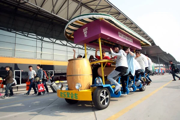 Los Visitantes Prueban Vehículo Caballo Durante 22ª Feria Internacional Bicicletas — Foto de Stock