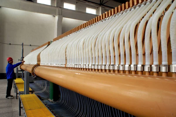 Trabalhador Chinês Monitora Produção Produtos Químicos Uma Fábrica Produtos Químicos — Fotografia de Stock