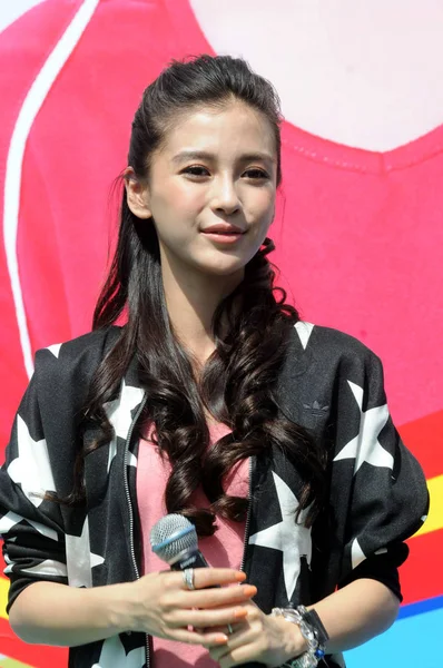 2012年4月27日 香港模特兼女演员 Angelababy 在中国上海一所小学参加慈善活动 — 图库照片
