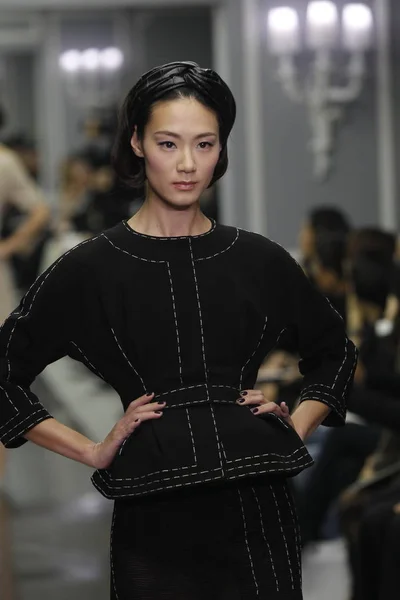 Models Präsentieren Die Neuen Kollektionen Während Der Christian Dior Frühjahr — Stockfoto