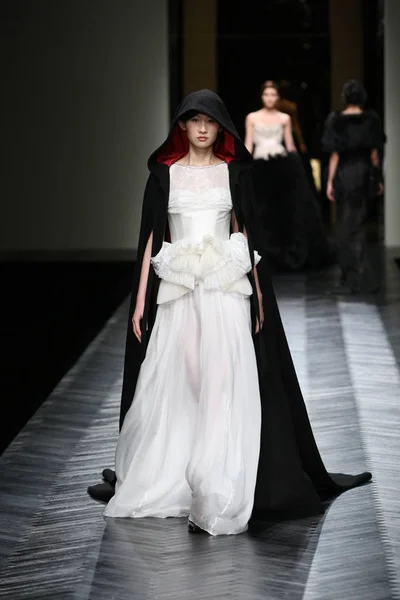 2012年3月31日 在中国北京举行的中国时装周期间 一位模特展示了2012年茧秋冬系列的作品 — 图库照片