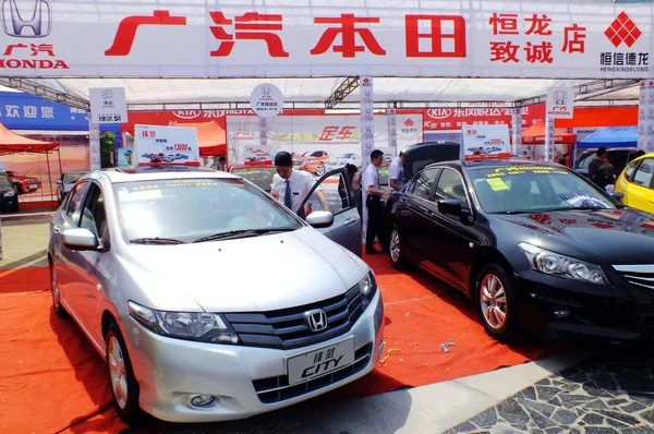 Látogatók Nézd Honda Autók Alatt Auto Show Ban Yichang Város — Stock Fotó