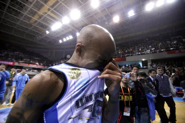 北京ダック泣きのステフォン マーブリーは 彼のチームが 中国の北京での Cba 2011 2012 シーズンの最後の準決勝の試合で山西省 Zhongyu を破った後に祝う — ストック写真