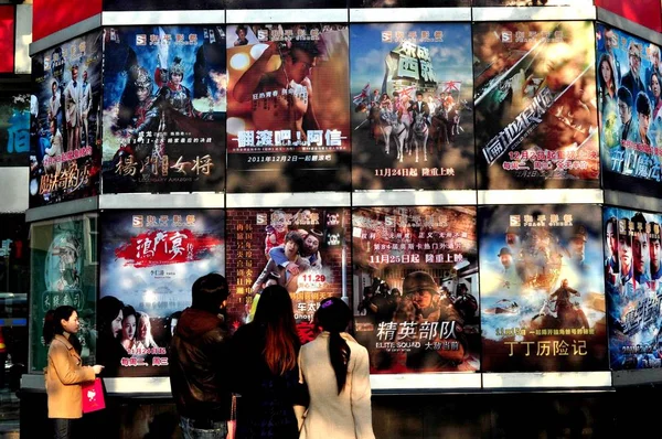 Zuschauer Betrachten Filmplakate Einem Kino Shanghai China Dezember 2011 — Stockfoto