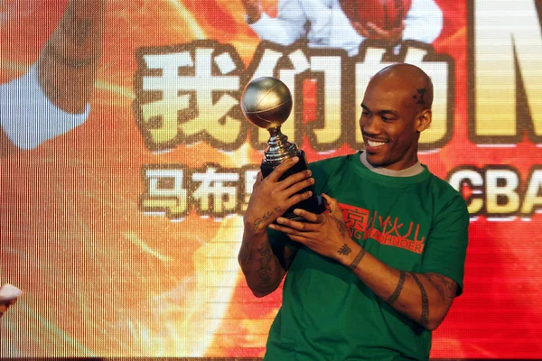 Stephon Marbury Dei Beijing Ducks Detiene Trofeo Mvp Miglior Giocatore — Foto Stock