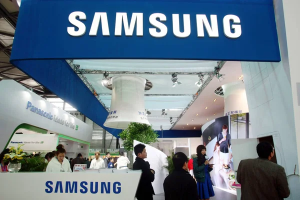 Pessoas Visitam Estande Samsung Durante Uma Exposição Xangai China Março — Fotografia de Stock