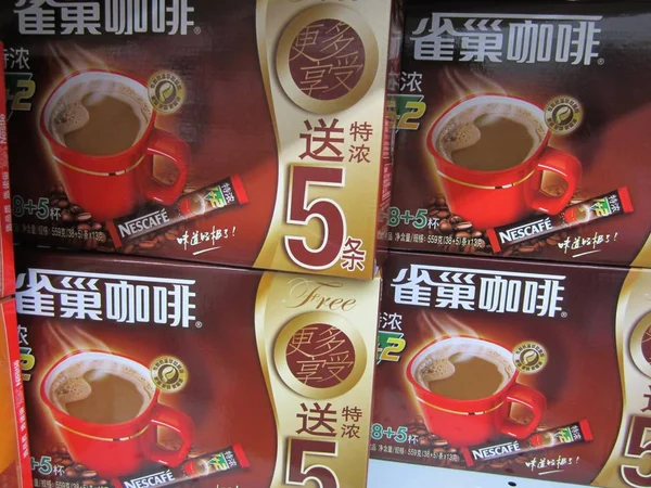 ネスレインスタントコーヒーの箱は 2012年4月24日 中国東部江蘇省ヤンチェンのスーパーマーケットで販売されています — ストック写真