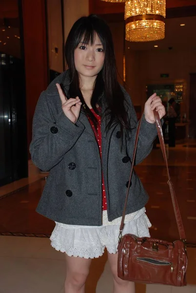 日本のAvアイドル原田あきえは 2012年3月18日 上海で開催された中国アダルトケアエキスポに出席する前にホテルでポーズをとります — ストック写真