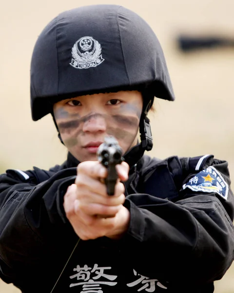 Bir Kadın Özel Polis Huaibei Bir Eğitim Sırasında Hedef Vurmaya — Stok fotoğraf