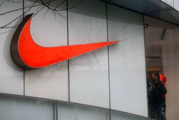 Клиент Делает Покупки Магазине Одежды Nike Шанхае Китай Февраля 2012 — стоковое фото