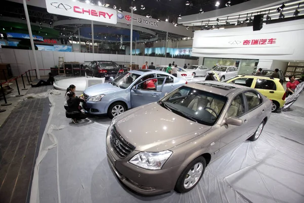 Workers Dust Chery Cars Preparation 12Th Beijing International Automotive Exhibition — Stock Photo, Image