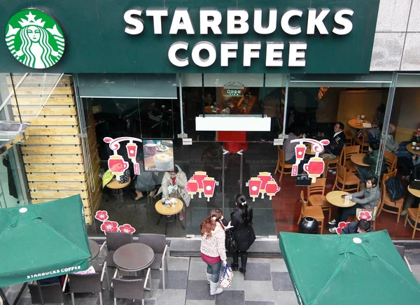 Dva Zákazníci Vstupují Kavárny Starbucks Šanghaji Číně Ledna 2012 — Stock fotografie