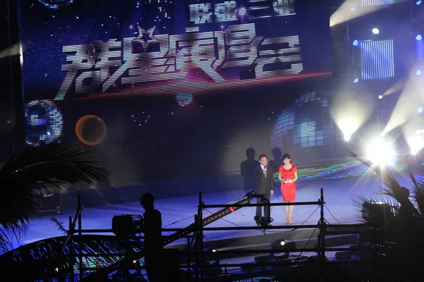 Plik Chiński Host Zhu Jun Gospodyni Zhou Tao Mówić Podczas — Zdjęcie stockowe