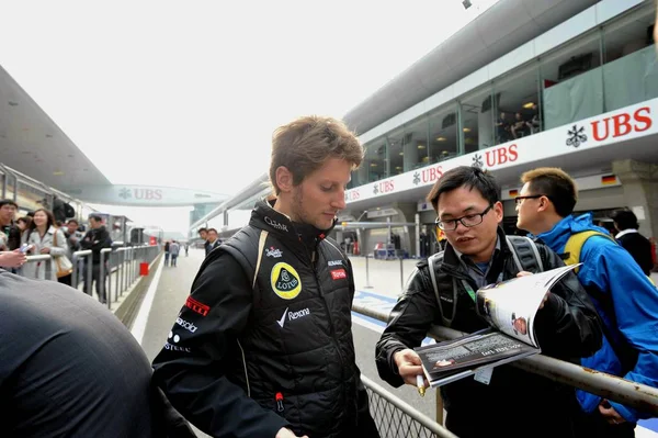 Pilota Francese Romain Grosjean Del Team Lotus Renault Firma Tifosi — Foto Stock